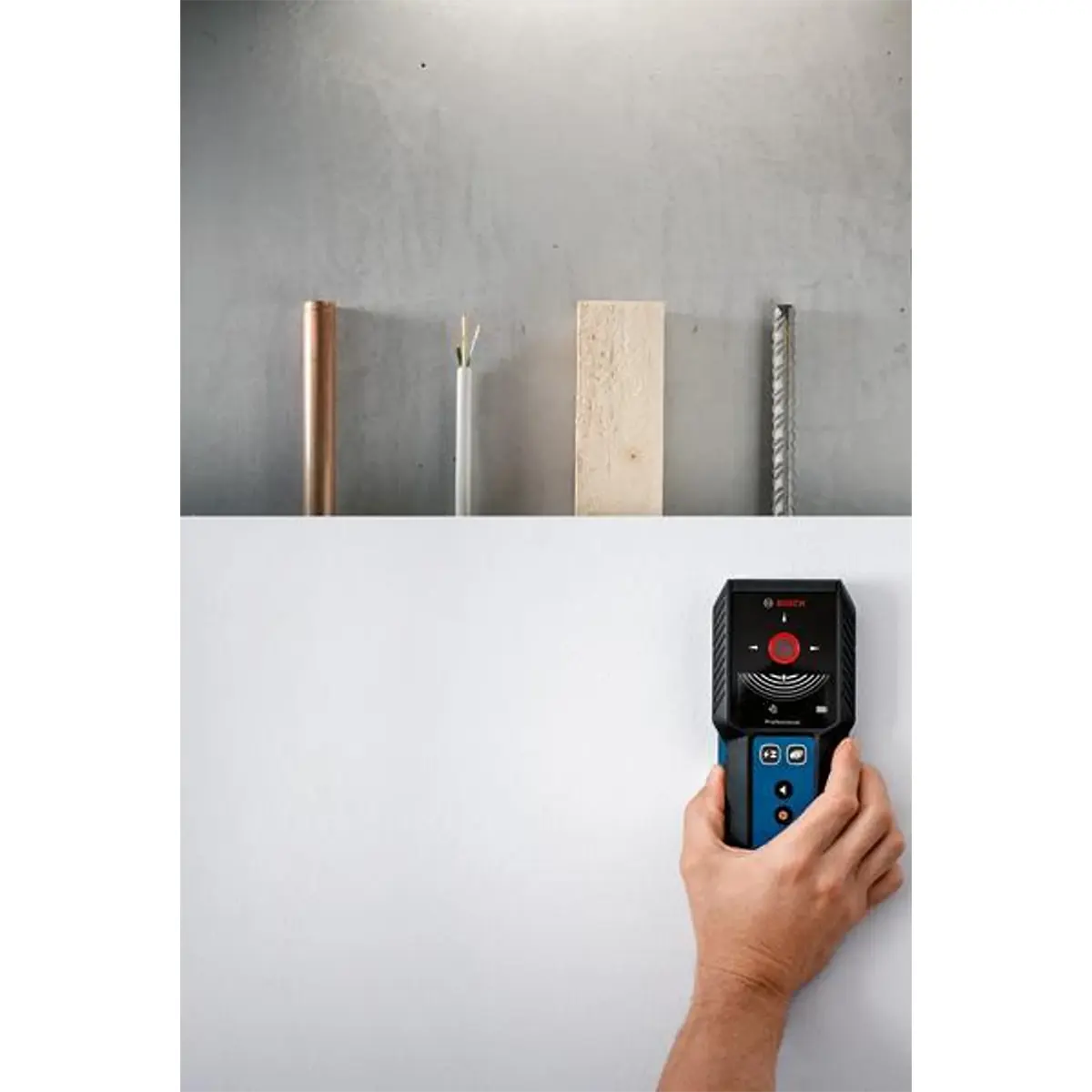 Eine Hand bedient das Ortungsgerät GMS 120-27 (blau) von Bosch Professional auf einer weißen Oberfläche, wobei oben die erkannten Objekte wie Rohre (Leitungen erkennen), Holz und Bewehrungsstahl angezeigt werden.