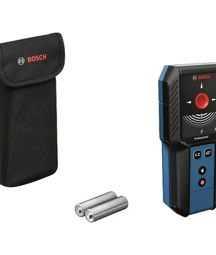 Bosch Professional GMS 120-27 Ortungsgerät – blau mit schwarzer Tragetasche und zwei AA-Batterien auf weißem Hintergrund – ideal zum Aufspüren von Leitungen.