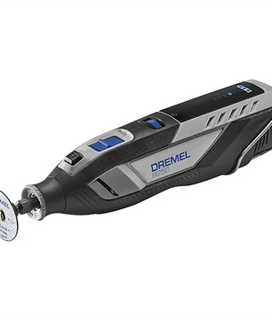 Das graue Dremel 8250-5 12V Akku-Multitool von Dremel ist mit einer angebrachten Trennscheibe auf weißem Hintergrund abgebildet.