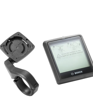 Das Bosch Intuvia 100 Nachrüst-Kit 31,8 mm in schwarz von Bosch beinhaltet ein Display und eine Lenkerhalterung - ideal für die Aufrüstung Ihres E-Bikes, hier zusammen auf weißem Hintergrund.