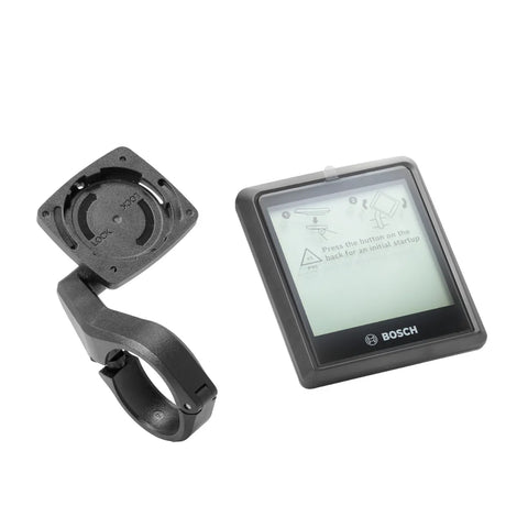 Das Bosch Intuvia 100 Nachrüst-Kit 31,8 mm in schwarz von Bosch beinhaltet ein Display und eine Lenkerhalterung - ideal für die Aufrüstung Ihres E-Bikes, hier zusammen auf weißem Hintergrund.