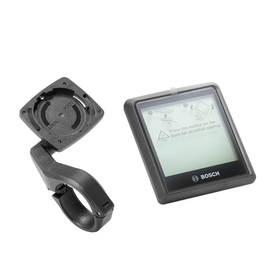 Das Bosch Intuvia 100 Nachrüst-Kit 31,8 mm in schwarz von Bosch beinhaltet ein Display und eine Lenkerhalterung - ideal für die Aufrüstung Ihres E-Bikes, hier zusammen auf weißem Hintergrund.