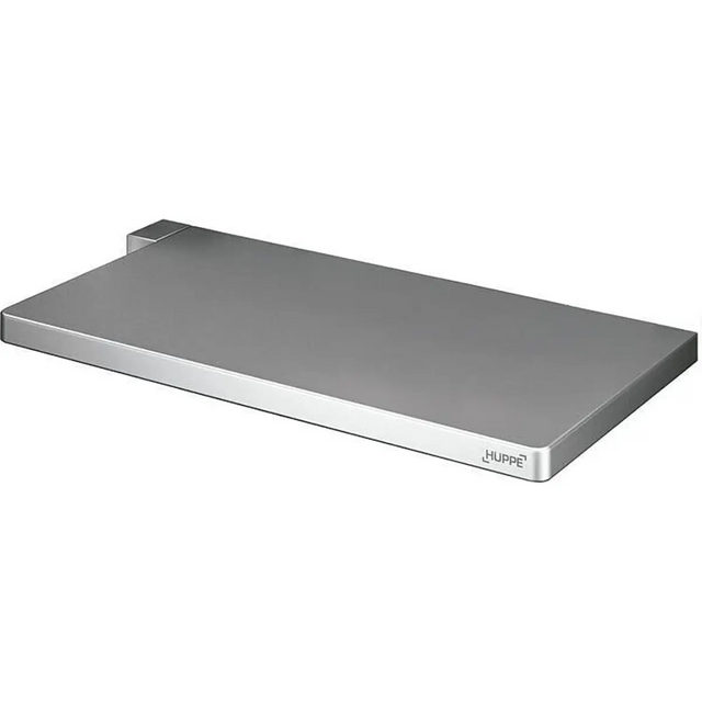 Die HÜPPE Select+ Board Duschablage – silber ist ein rechteckiges Badregal aus silbernem Metall mit einem klaren, modernen Design und dem HÜPPE-Logo an der rechten Vorderkante. Es besticht durch eine stilvolle, matt-silberne Oberfläche und ermöglicht eine bequeme Montage ohne Bohren, wodurch eine einfache Installation gewährleistet ist.