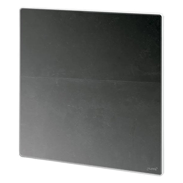 Eine schlichte, quadratische schwarze Fliese mit einer dezenten horizontalen Linie in der Mitte wird schräg dargestellt und bildet den idealen Rahmen für den HÜPPE Select+ Mirror Kosmetikspiegel – silber von HÜPPE – einen Dusch-Kosmetikspiegel, der für die Montage ohne Bohren konzipiert ist.