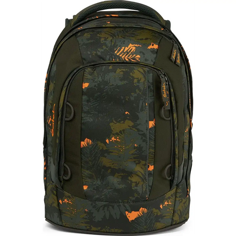 Der Satch Pack Schulrucksack - Jurassic Jungle von Satch ist ein dunkelgrüner Schulrucksack mit orangefarbenem Camouflage-Design, mehreren Reißverschlüssen und ergonomischem Tragekomfort, der aufrecht stehend auf weißem Hintergrund abgebildet ist.