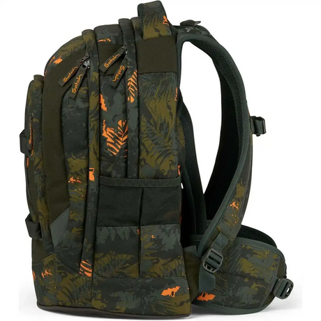 Seitenansicht des Satch Pack Schulrucksack - Jurassic Jungle von Satch in dunkelgrün mit orangefarbenem Muster, mit gepolsterten Trägern, mehreren Fächern und einem verstellbaren Rückensystem für ergonomischen Komfort.