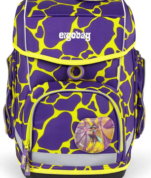 Das ergobag Cubo Schulranzen-Set "SuBärkraft" von ergobag besticht durch sein lila-gelbes Design mit Giraffenmuster, ergonomischem Tragesystem, Logo auf der Klappe und die Verwendung nachhaltiger Materialien für mehr Komfort.
