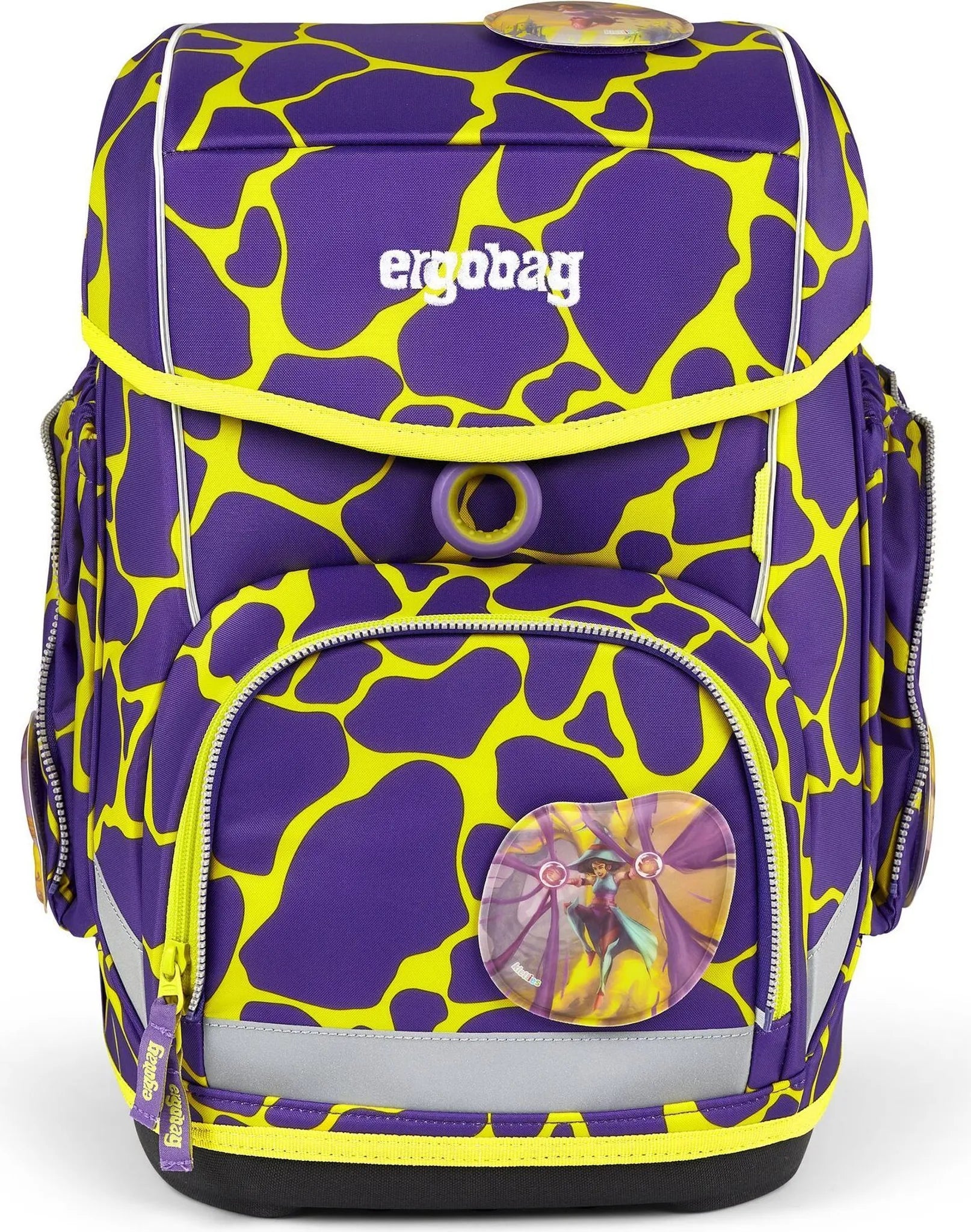 Das ergobag Cubo Schulranzen-Set "SuBärkraft" von ergobag besticht durch sein lila-gelbes Design mit Giraffenmuster, ergonomischem Tragesystem, Logo auf der Klappe und die Verwendung nachhaltiger Materialien für mehr Komfort.