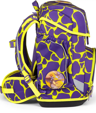 Das ergobag Cubo Schulranzen-Set "SuBärkraft" ist ein lila Rucksack mit gelbem, abstraktem Muster, Seitentasche, Libellen-Badge, nachhaltigen Materialien und einem ergonomischen Tragesystem für mehr Komfort.