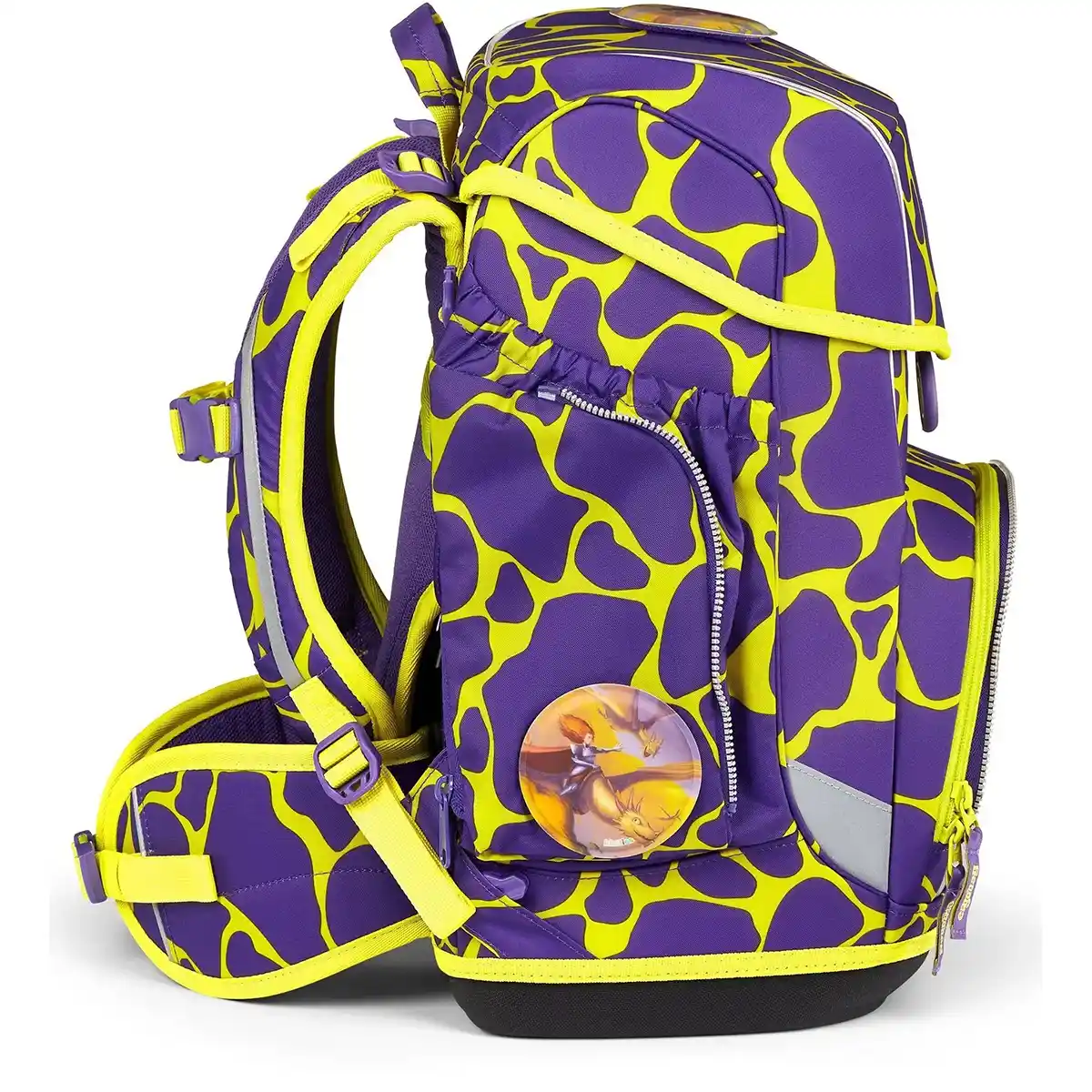 Das ergobag Cubo Schulranzen-Set "SuBärkraft" ist ein lila Rucksack mit gelbem, abstraktem Muster, Seitentasche, Libellen-Badge, nachhaltigen Materialien und einem ergonomischen Tragesystem für mehr Komfort.