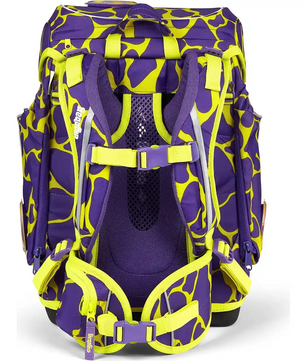 Das ergobag Cubo Schulranzen-Set "SuBärkraft" von ergobag ist ein lila-gelber Rucksack mit Giraffen-Print, gepolsterten Trägern und einem ergonomischen Tragesystem, hier in der Rückenansicht.