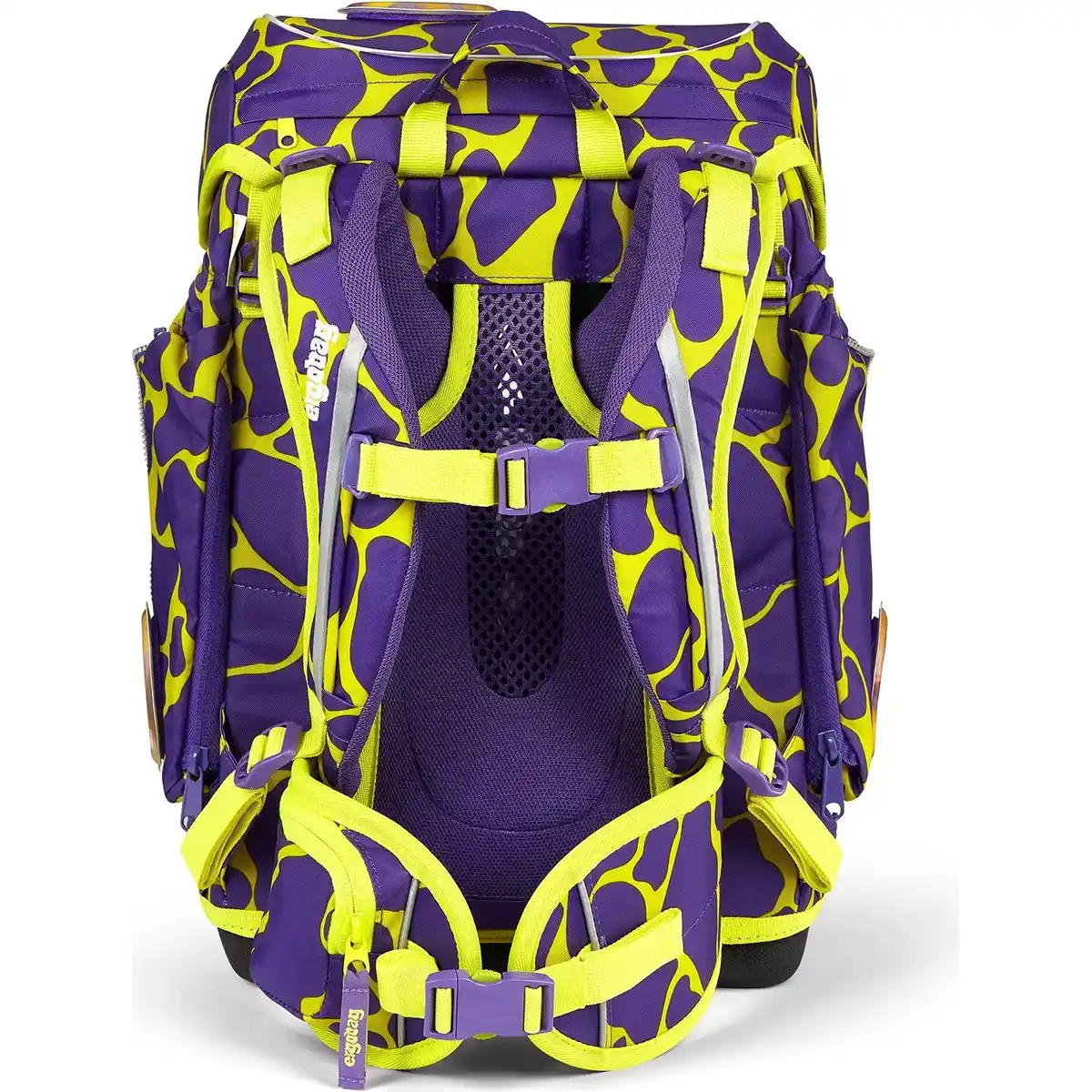 Das ergobag Cubo Schulranzen-Set "SuBärkraft" von ergobag ist ein lila-gelber Rucksack mit Giraffen-Print, gepolsterten Trägern und einem ergonomischen Tragesystem, hier in der Rückenansicht.