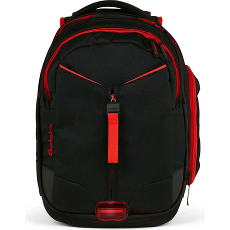Die Satch Match Schulranzen - Fire Phantom von Satch hat rote Reißverschlüsse und Akzente, mehrere Fächer, ein ergonomisches Design und einen Tragegriff für den täglichen Gebrauch.