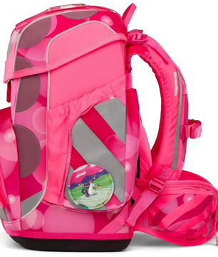 Der ergobag Cubo Schulranzen-Set "KuntBärbuntes" Kinderrucksack von ergobag besticht durch knallpinkes Musterdesign, große Seitentaschen, ein Einhorn-Abzeichen auf der Vorderseite und ein ergonomisches Tragesystem für hohen Tragekomfort.