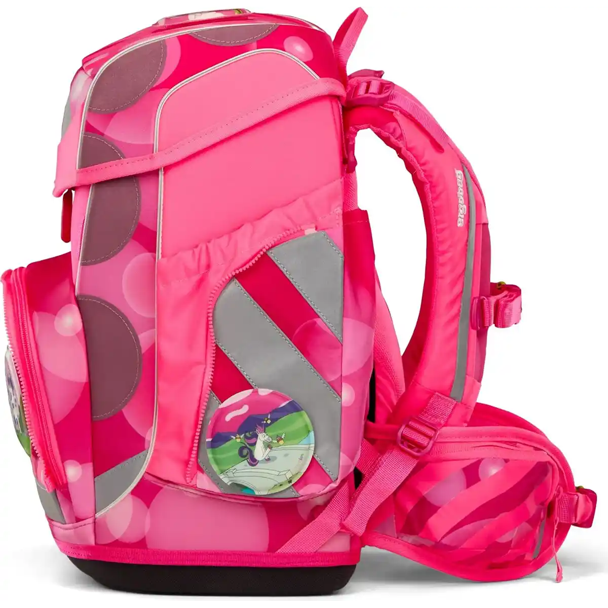 Der ergobag Cubo Schulranzen-Set "KuntBärbuntes" Kinderrucksack von ergobag besticht durch knallpinkes Musterdesign, große Seitentaschen, ein Einhorn-Abzeichen auf der Vorderseite und ein ergonomisches Tragesystem für hohen Tragekomfort.