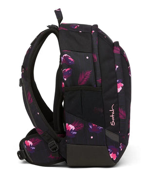 Der Satch Air (2024) Schulranzen "mystic nights" von Satch ist ein leichter, schwarzer Schulrucksack mit pink-lila Blumenmuster, gepolsterten Trägern und Mesh-Seitentaschen.