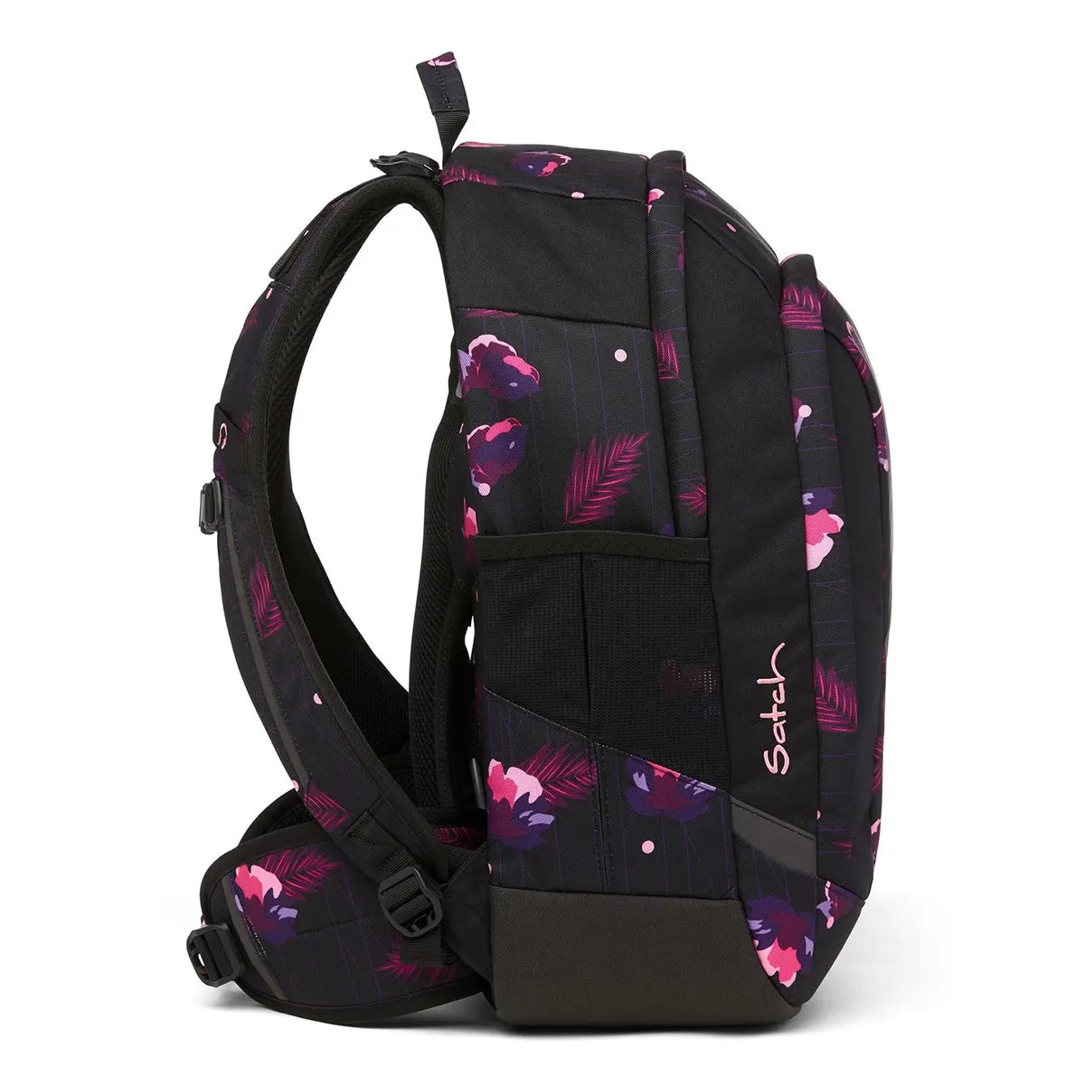 Der Satch Air (2024) Schulranzen "mystic nights" von Satch ist ein leichter, schwarzer Schulrucksack mit pink-lila Blumenmuster, gepolsterten Trägern und Mesh-Seitentaschen.
