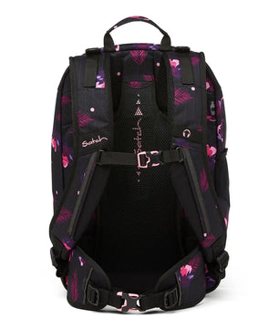 Rückansicht des Satch Air (2024)Schulranzen - mystic nights von Satch, in schwarz mit rosa und lila Blumenmuster und gepolsterten, ergonomischen Schulterriemen.