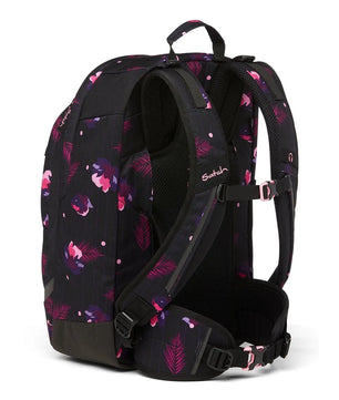 Der Satch Air (2024) Schulranzen - mystic nights von Satch zeichnet sich durch lila und rosa Blumenmuster, gepolsterte Träger, eine Brustschnalle und ein ergonomisches Design für mehr Komfort aus, hier in der Rückenansicht.