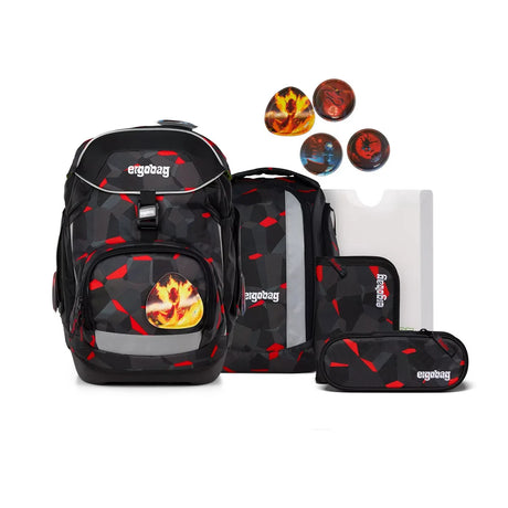 Das ergobag Pack Set (2025) TaekBärdo von ergobag ist ein schwarz-rotes geometrisches Schulrucksack-Set mit passendem Mäppchen, Ordner und Aufnäher. Es zeichnet sich durch ein ergonomisches Design für Grundschulkinder und das innovative Your-Size-System für Komfort aus.