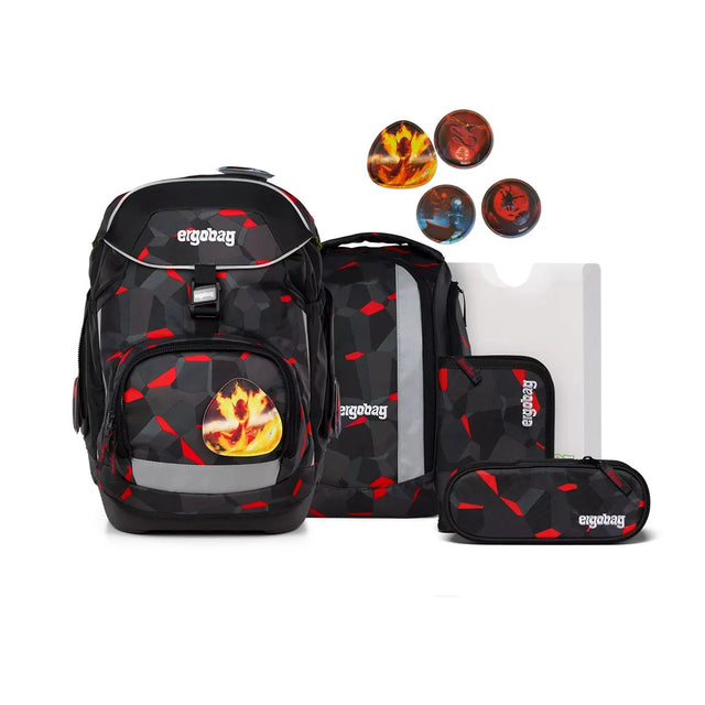 Das ergobag Pack Set (2025) TaekBärdo von ergobag ist ein schwarz-rotes geometrisches Schulrucksack-Set mit passendem Mäppchen, Ordner und Aufnäher. Es zeichnet sich durch ein ergonomisches Design für Grundschulkinder und das innovative Your-Size-System für Komfort aus.