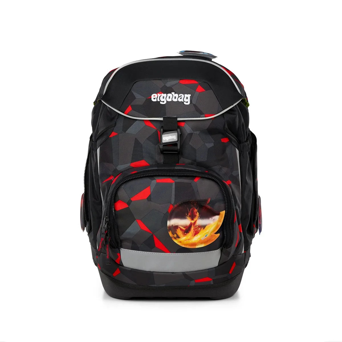 Das ergobag Pack Set (2025) TaekBärdo von ergobag ist ein schwarz-rot gemusterter Schulrucksack mit Your-Size-System und feurigem Drachendesign - ideal als ergonomischer Schulrucksack für Grundschulkinder.