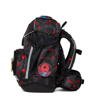 Das ergobag Pack Set (2025) TaekBärdo von ergobag hat ein schwarz-rotes geometrisches Design, runde Aufnäher, mehrere Fächer und das Your-Size-System - ideal für Grundschulkinder.