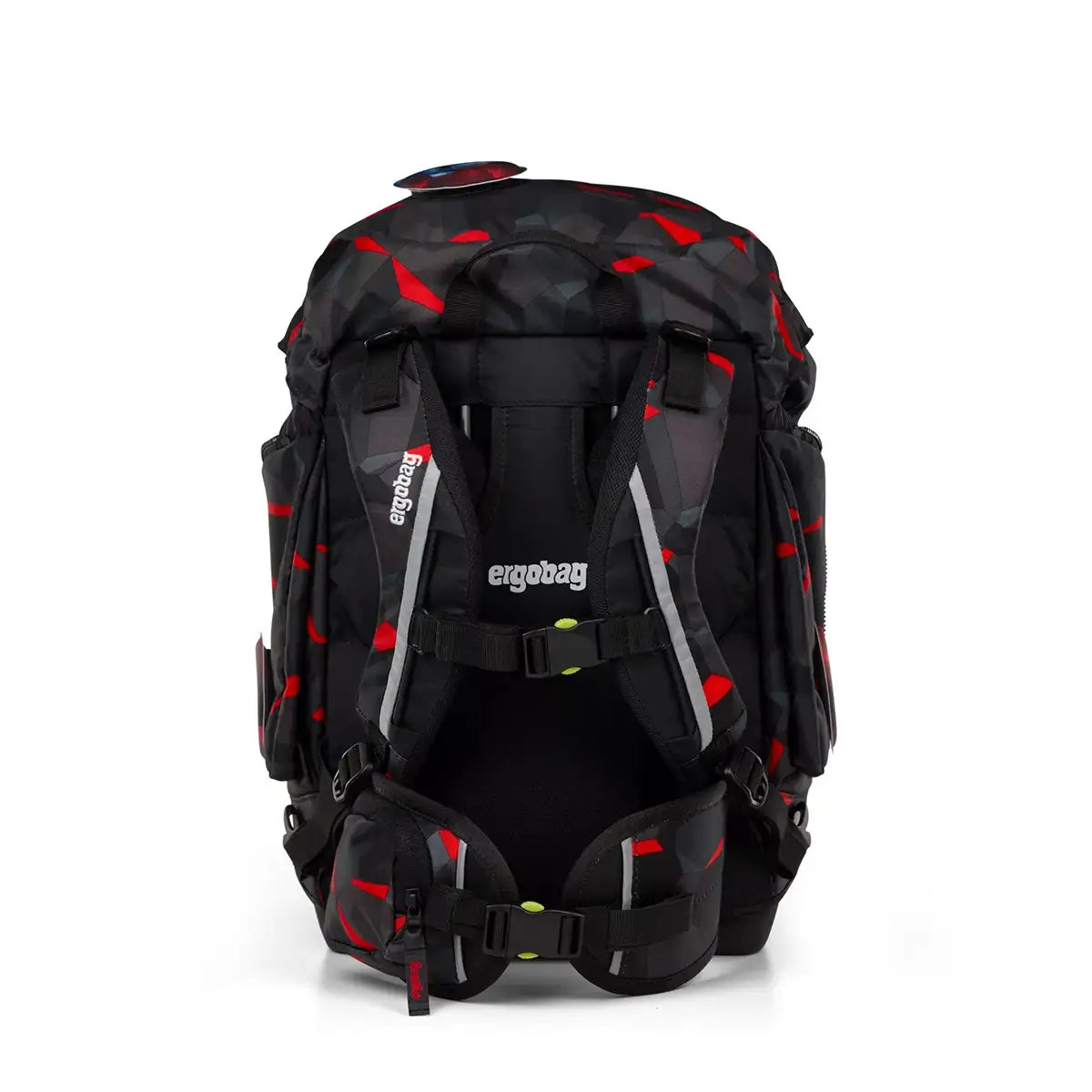 Das ergobag Pack Set (2025) TaekBärdo ist ein schwarz-roter Camouflage-Rucksack für Grundschulkinder mit mehreren Gurten, dem ergobag-Logo und einem ergonomischen Your-Size-System für eine perfekte Passform.