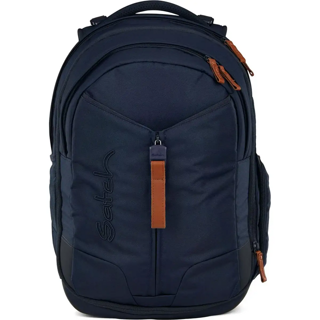 Die Satch Match Schulranzen - Nordic Blue von Satch steht aufrecht, hat braune Reißverschlüsse und ein Satch-Logo auf der Front.