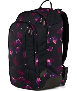 Der Satch Air (2025) Schulranzen - mystic nights von Satch ist ein leichter Schulrucksack aus schwarzem Stoff mit rosa und lilafarbenen Blumen- und Blattmustern sowie mehreren Fächern mit Reißverschluss für Komfort und Stil.