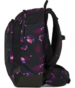 Seitenansicht der Satch Air (2025) Schulranzen - mystic nights von Satch, in schwarz mit rosa und lila Blumen- und Blattmuster.