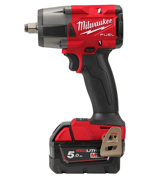 Der Milwaukee M18 FMTIW2F12-502X Schlagschrauber in rot, mit 2 Akkus, Ladegerät und Metall-Gürtelclip, bietet 881 Nm Drehmoment in kompakter Bauweise und ist seitlich abgebildet.