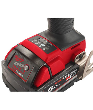 Nahaufnahme des Milwaukee M18 FMTIW2F12-502X Schlagschraubers in rot mit angebautem Akku, 881 Nm Drehmoment und kompakter Bauweise. Inklusive 2 Akkus und Ladegerät.