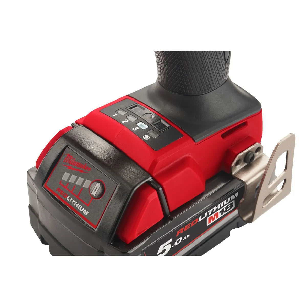 Nahaufnahme des Milwaukee M18 FMTIW2F12-502X Schlagschraubers in rot mit angebautem Akku, 881 Nm Drehmoment und kompakter Bauweise. Inklusive 2 Akkus und Ladegerät.