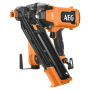 Der orange-schwarze AEG Pro 18V Akku-Nagler B18FN10-0 mit abgewinkeltem Magazin, von der Seite betrachtet.