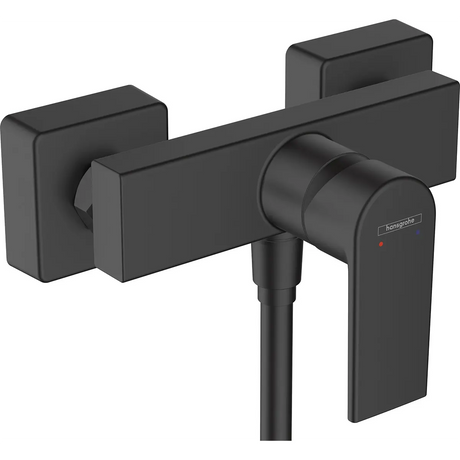Der hansgrohe Vernis Shape Einhebel-Brausemischer besticht durch seine mattschwarze Oberfläche und ist eine moderne, an der Wand montierte Duscharmatur mit Einhebelgriff und kantigem Design, die jedem Badezimmer zeitgemäße Eleganz verleiht.