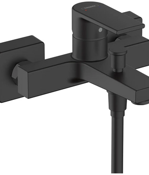 Der hansgrohe Vernis Shape Einhebel-Wannenmischer in Schwarz ist eine mattschwarze, wandmontierte Badarmatur mit Hebelgriff und Duschschlauchanschluss – eine stilvolle, mattschwarze Armatur von hansgrohe, die sich ideal zur Aufwertung moderner Räume eignet.
