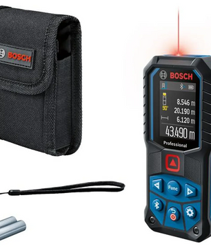 Der Bosch Professional GLM 50-27 C Laser-Entfernungsmesser in Blau, abgebildet auf weißem Hintergrund, inklusive Tasche, Batterien und Handschlaufe – dieses professionelle Messgerät von Bosch eignet sich ideal für präzise Messungen bei jedem Projekt.