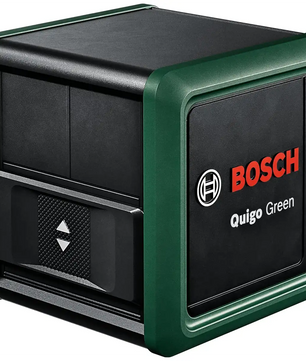 Der Bosch Quigo Green Kreuzlinien-Laser – grün von Bosch verfügt über einen grünen Rahmen und ein schwarzes Gehäuse mit dem Bosch-Logo und der Modellbezeichnung. Dieser Kreuzlinien-Laser zeichnet sich durch eine hohe Sichtbarkeit aus und eignet sich daher ideal für präzise Ausrichtungsarbeiten.