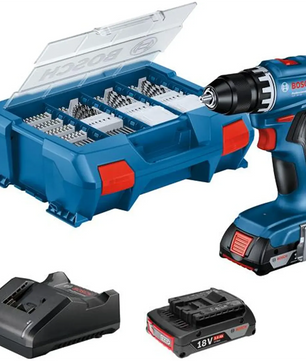 Der Bosch Professional GSR 18V-45 Akku-Bohrschrauber – blau von Bosch wird mit Koffer, Bohrern, Ladegerät und einem leistungsstarken 18-V-Akku vor weißem Hintergrund abgebildet. Dieses Akku-Bohrschrauber-Set verfügt über einen bürstenlosen Motor, der für effiziente Leistung und eine längere Lebensdauer sorgt.
