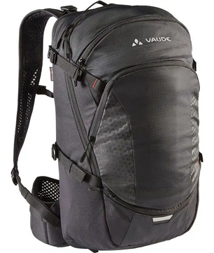 Der Vaude Moab Pro 22 II Rucksack in Schwarz ist mit seinen vielen Fächern und netzgepolsterten Schultergurten der ideale Mountainbike-Rucksack. Abgebildet auf weißem Hintergrund.