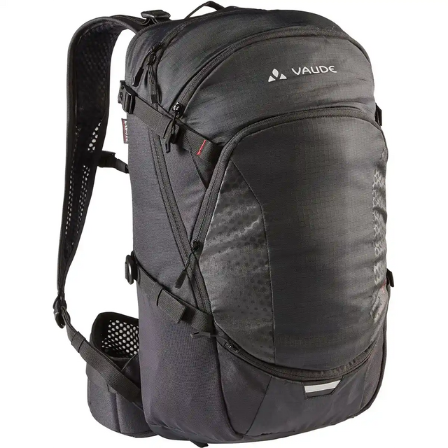 Der Vaude Moab Pro 22 II Rucksack in Schwarz ist mit seinen vielen Fächern und netzgepolsterten Schultergurten der ideale Mountainbike-Rucksack. Abgebildet auf weißem Hintergrund.