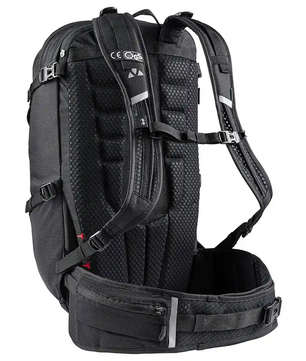 Der Vaude Moab Pro 22 II Rucksack in schwarz ist ein Mountainbike-Rucksack mit gepolstertem Rücken, verstellbaren Trägern und einem Hüftgurt mit Reißverschluss, hier in der Rückenansicht.