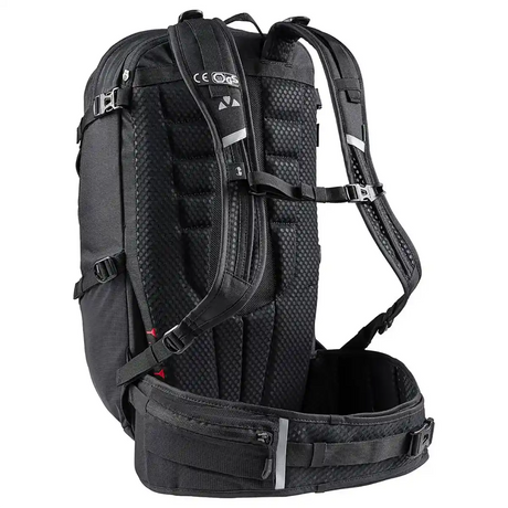 Der Vaude Moab Pro 22 II Rucksack in schwarz ist ein Mountainbike-Rucksack mit gepolstertem Rücken, verstellbaren Trägern und einem Hüftgurt mit Reißverschluss, hier in der Rückenansicht.