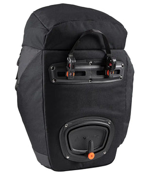 Die Vaude OnTour Fahrradtasche - schwarz ist eine geräumige 46-Liter-Fahrradtasche für Gepäckträger, die mit einem Tragegriff und Befestigungsmaterial ausgestattet ist. Von der Marke Vaude, ist es auf einem weißen Hintergrund gezeigt.