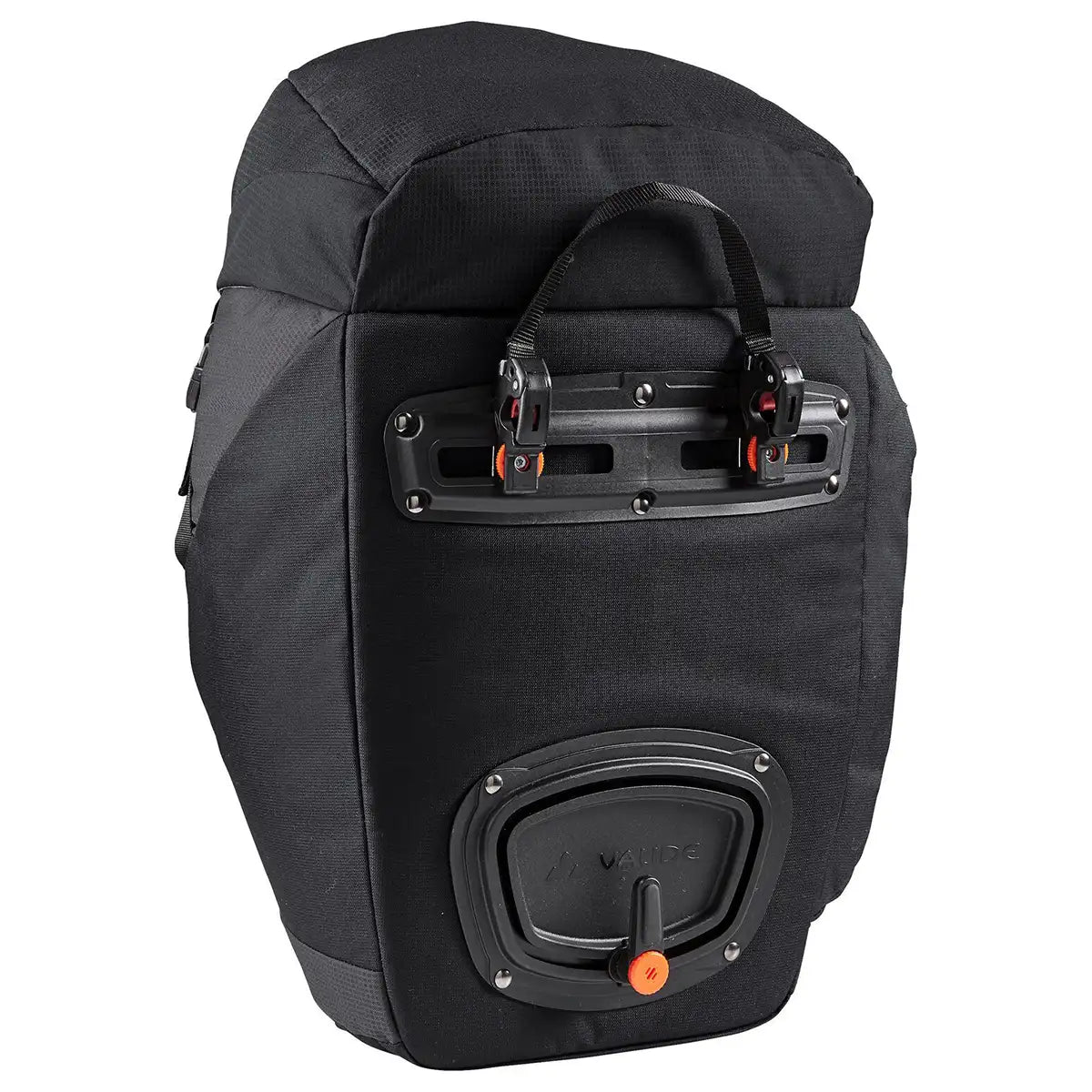 Die Vaude OnTour Fahrradtasche - schwarz ist eine geräumige 46-Liter-Fahrradtasche für Gepäckträger, die mit einem Tragegriff und Befestigungsmaterial ausgestattet ist. Von der Marke Vaude, ist es auf einem weißen Hintergrund gezeigt.