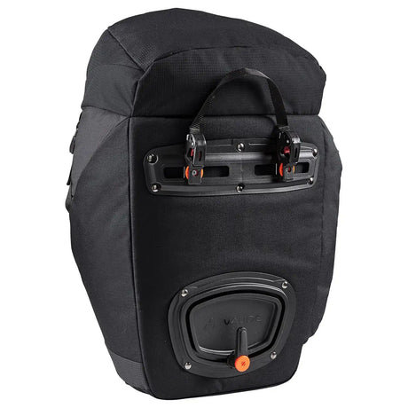 Die Vaude OnTour Fahrradtasche - schwarz ist eine geräumige 46-Liter-Fahrradtasche für Gepäckträger, die mit einem Tragegriff und Befestigungsmaterial ausgestattet ist. Von der Marke Vaude, ist es auf einem weißen Hintergrund gezeigt.