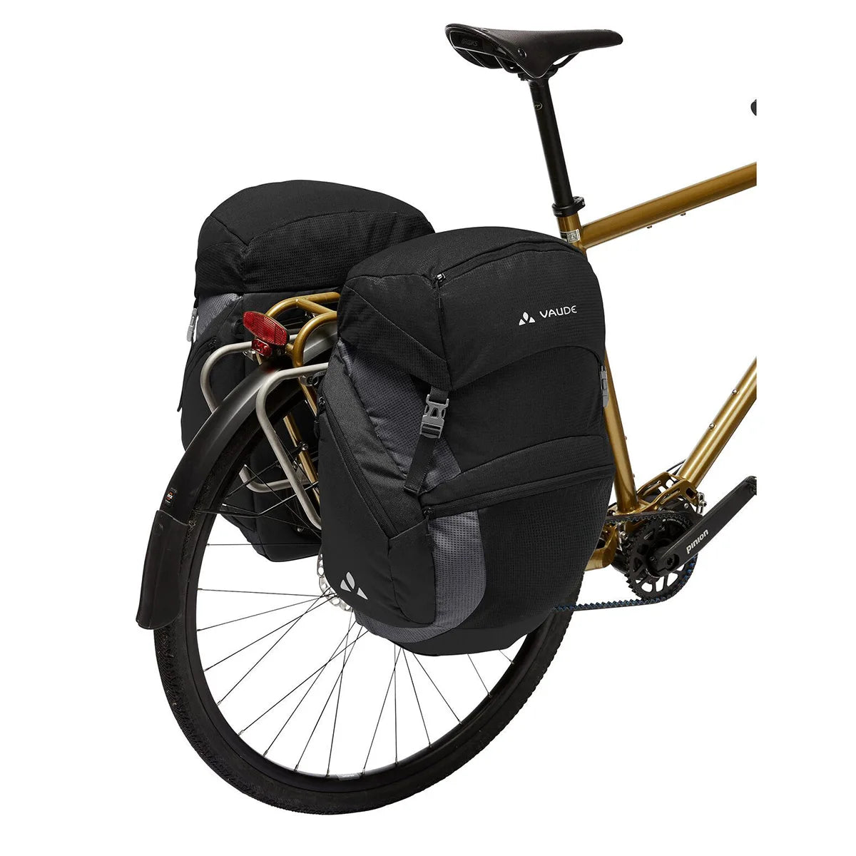 Die schwarze Vaude OnTour Fahrradtasche - schwarz von Vaude ist auf dem Gepäckträger eines goldenen Fahrrads montiert, von der Seite gesehen.