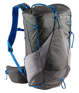 Erleben Sie Komfort auf Ihrem nächsten Abenteuer mit dem Vaude Trail Spacer 28 Rucksack - grau, der mit seitlichen Netztaschen, Bungee-Kordeln auf der Vorderseite, gepolsterten Schultergurten und einem 3D Spacerknit Tragesystem von Vaude ausgestattet ist.