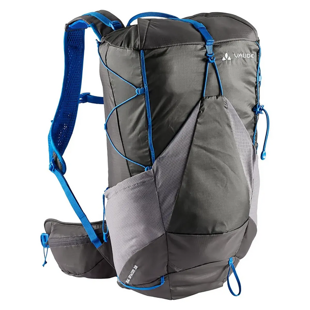Erleben Sie Komfort auf Ihrem nächsten Abenteuer mit dem Vaude Trail Spacer 28 Rucksack - grau, der mit seitlichen Netztaschen, Bungee-Kordeln auf der Vorderseite, gepolsterten Schultergurten und einem 3D Spacerknit Tragesystem von Vaude ausgestattet ist.